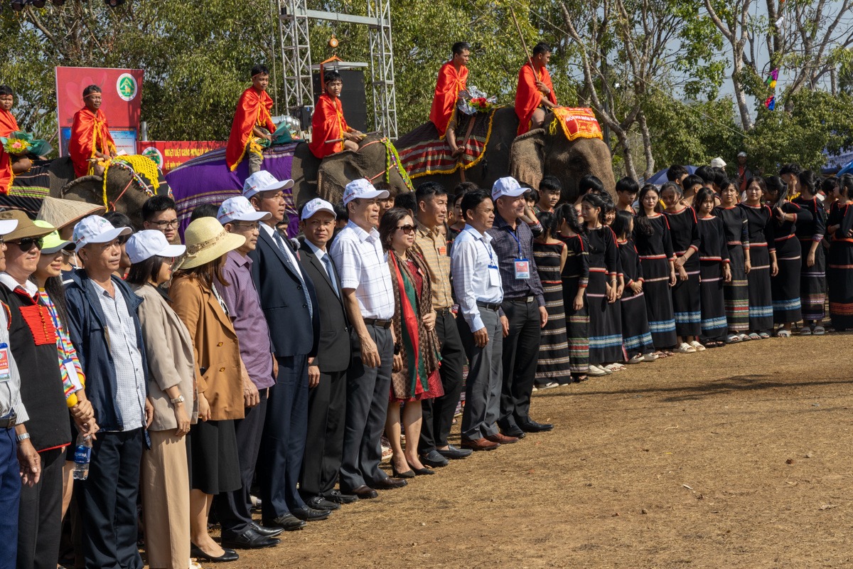 Đặc sắc với “Voi thân thiện” ở Hội voi Buôn Đôn 2023